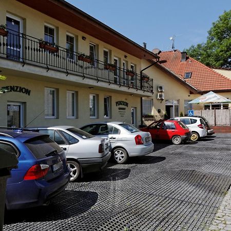 Restaurace A Penzion Garnet Olmütz Exterior foto