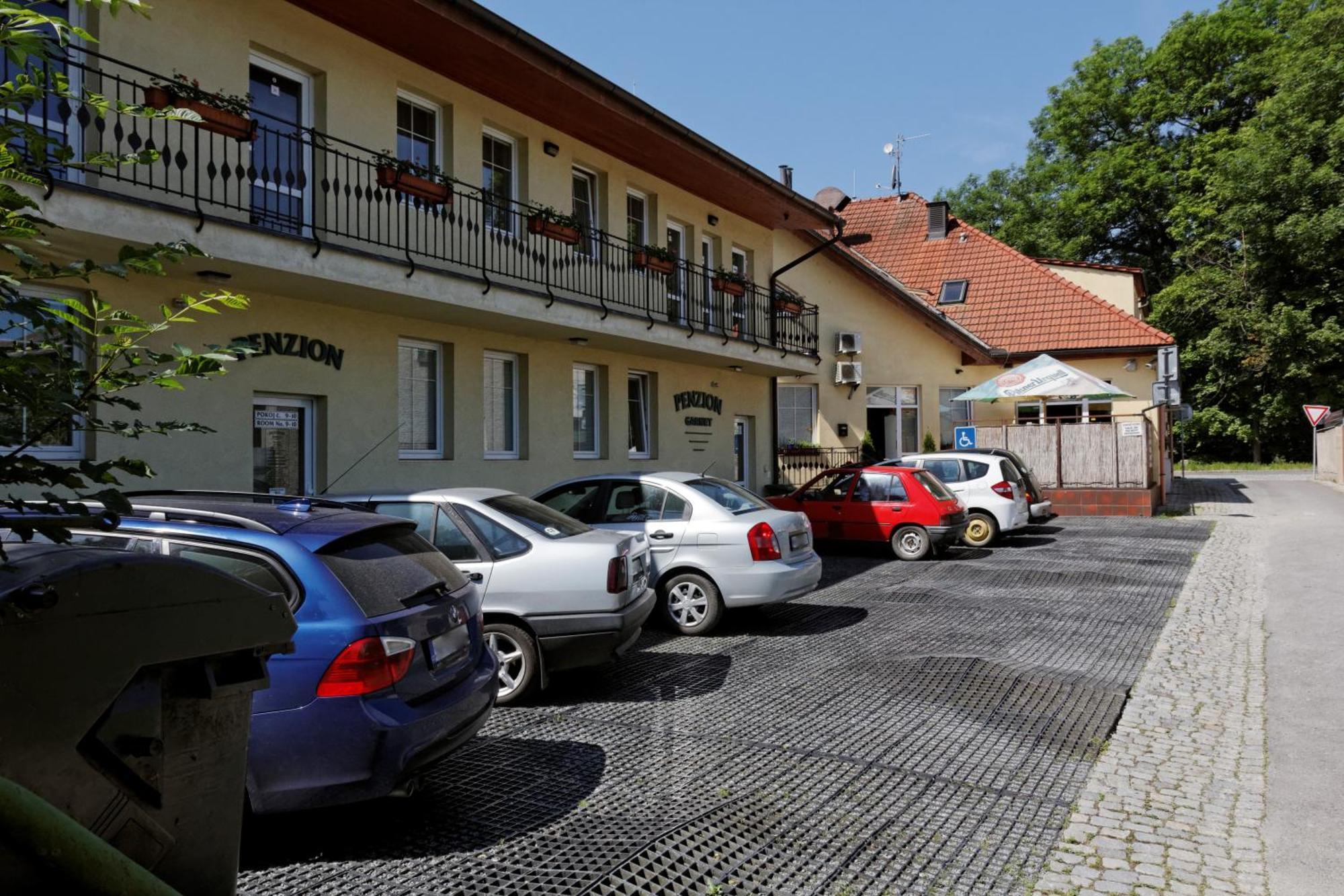 Restaurace A Penzion Garnet Olmütz Exterior foto
