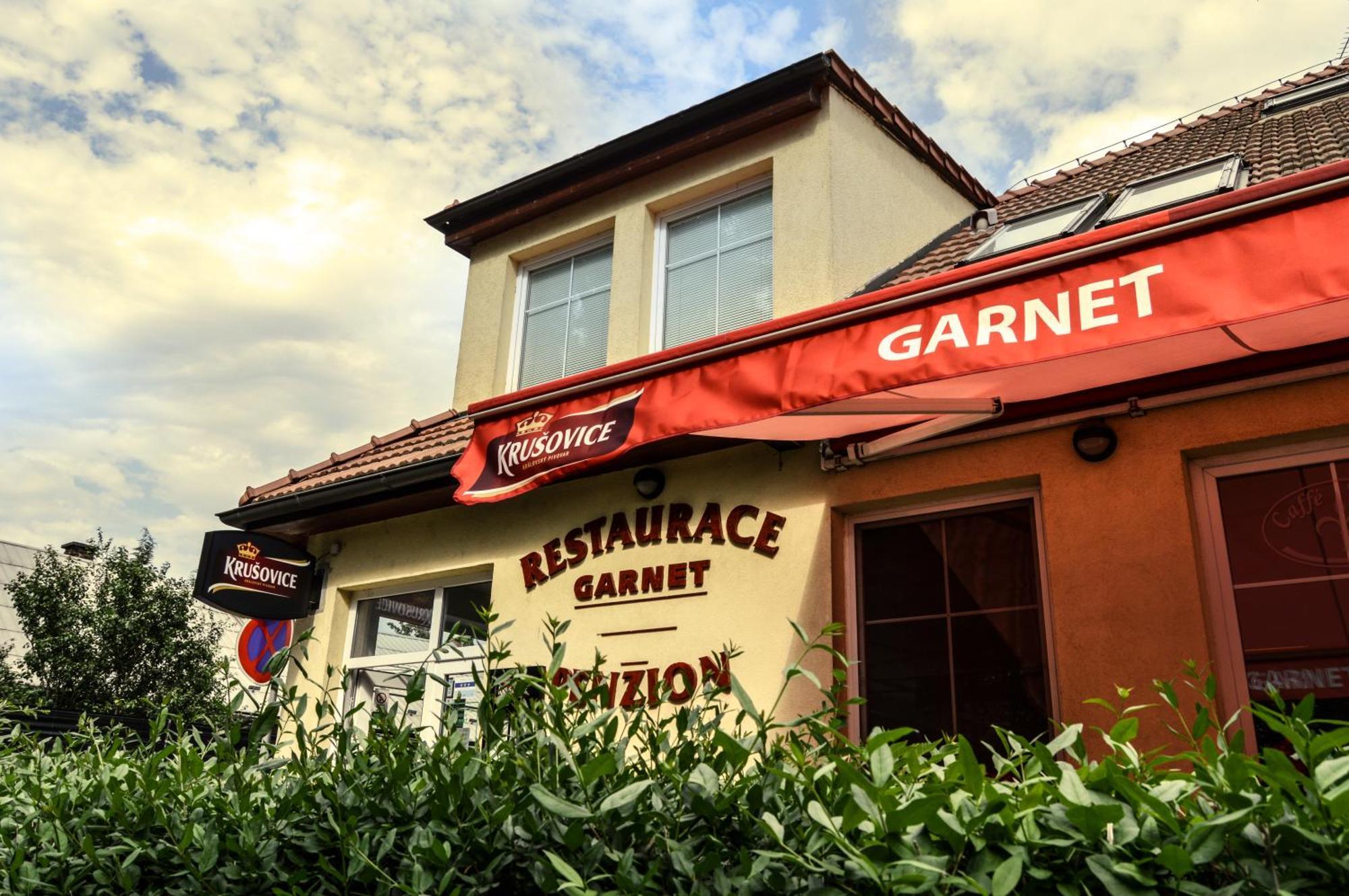 Restaurace A Penzion Garnet Olmütz Exterior foto