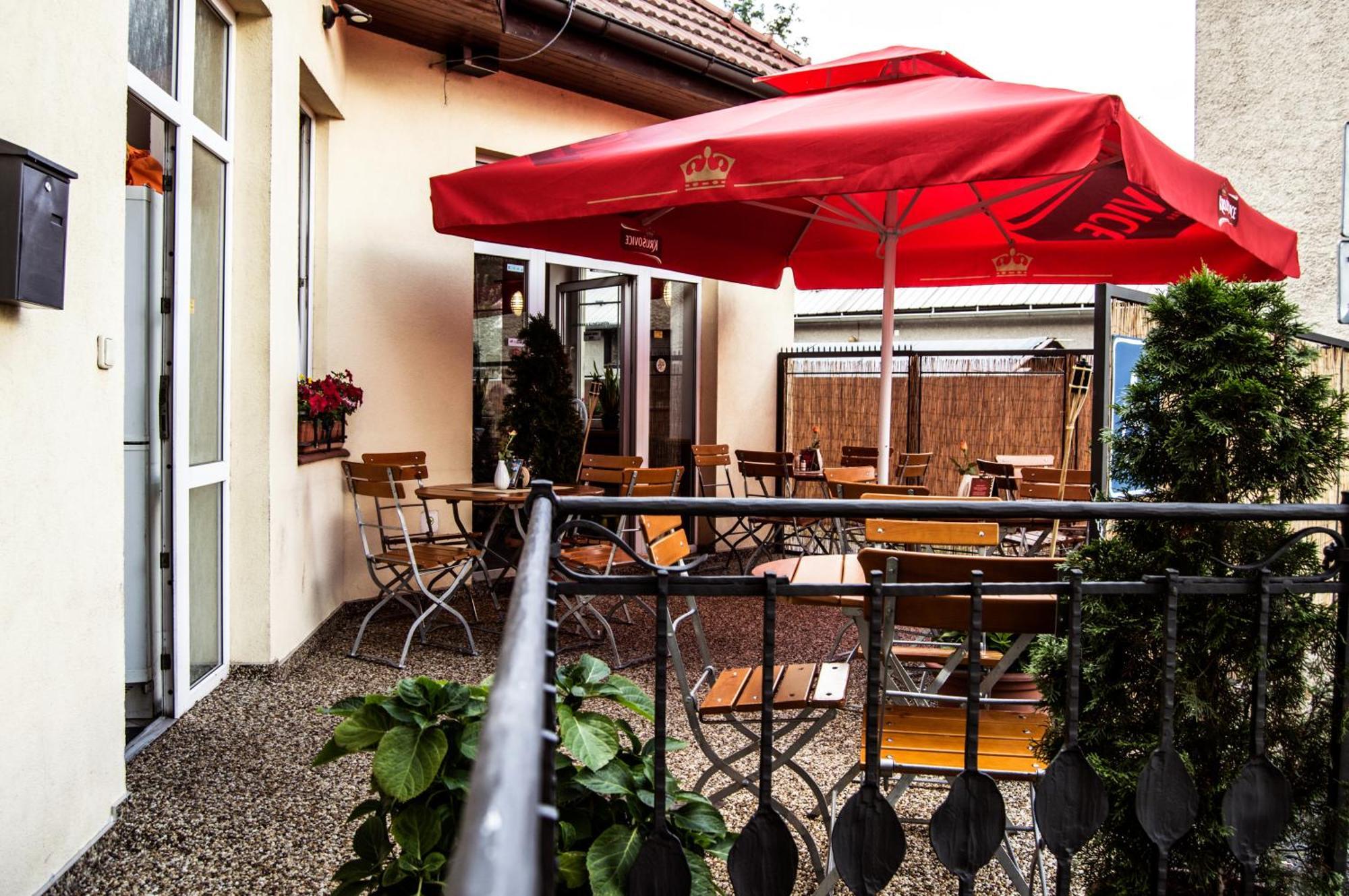 Restaurace A Penzion Garnet Olmütz Exterior foto