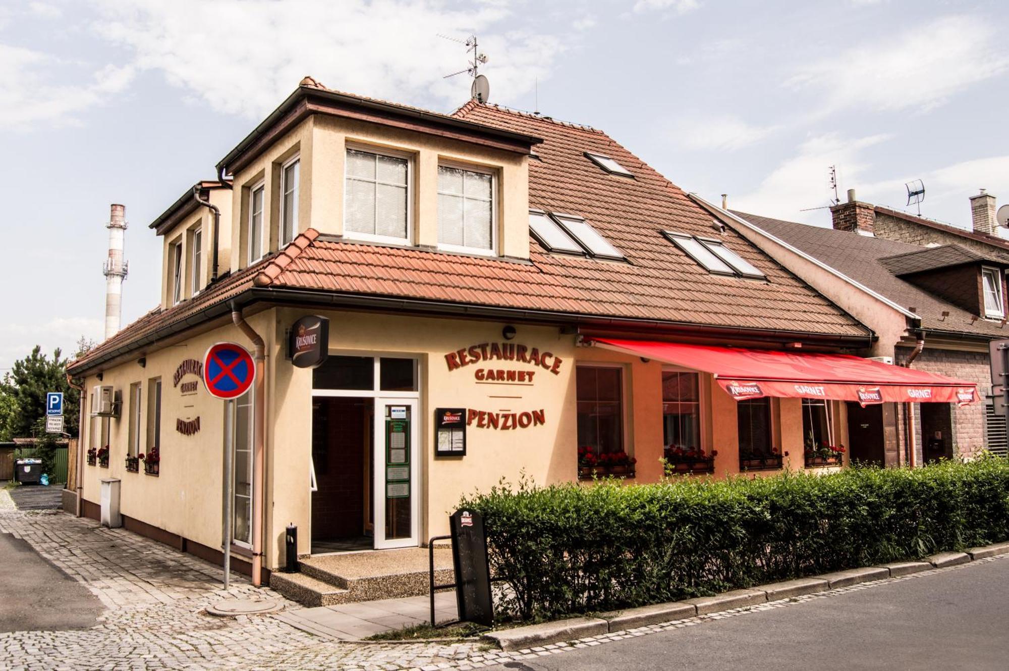 Restaurace A Penzion Garnet Olmütz Exterior foto